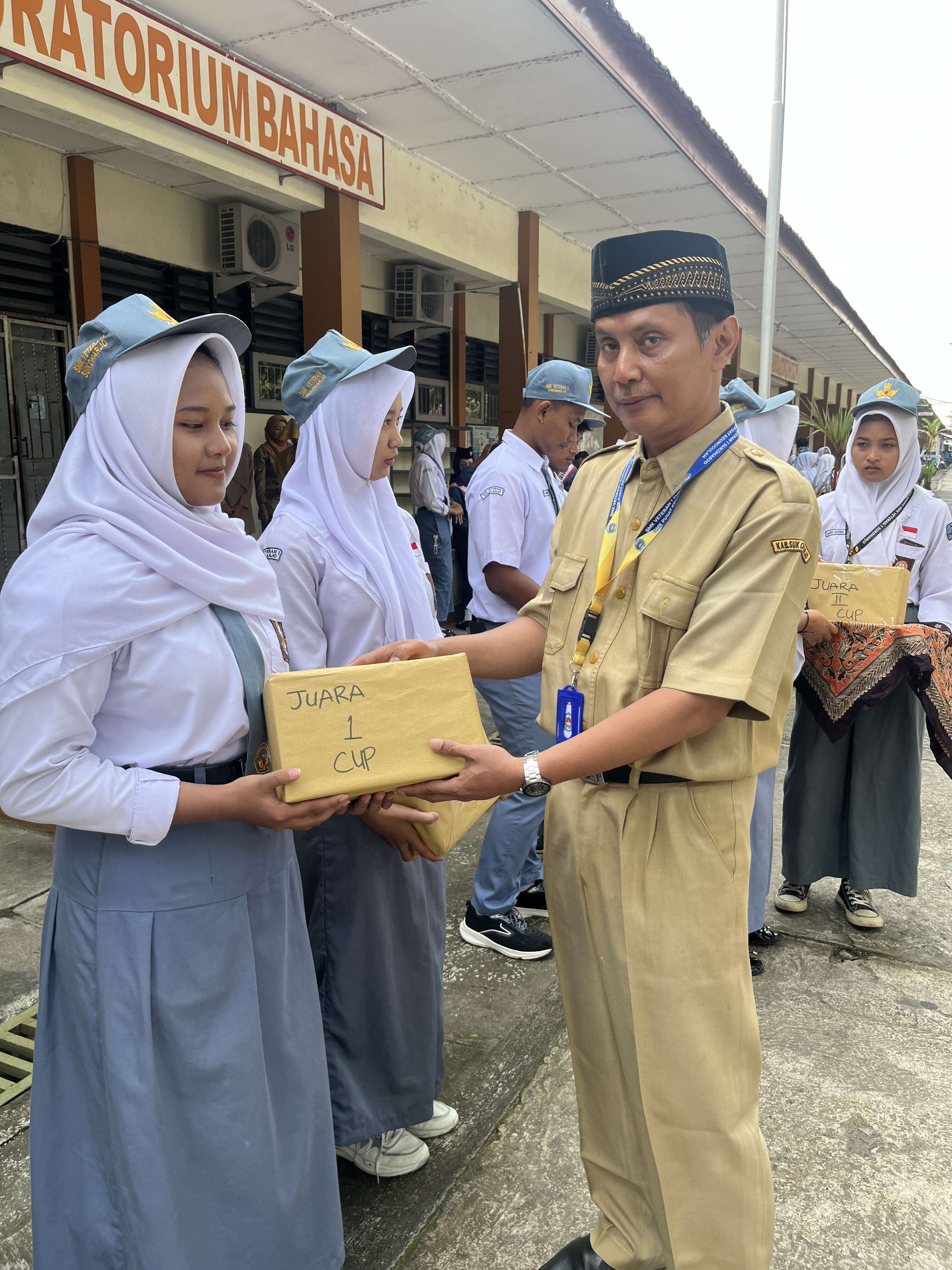 Pemberian hadiah lomba jeda waktu semester